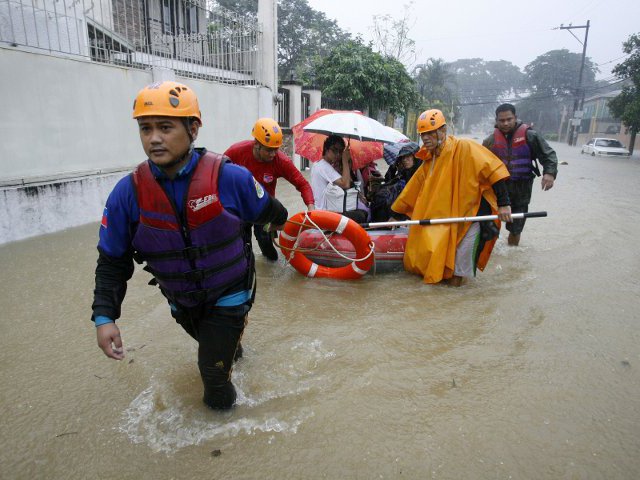 Число официально подтвержденных жертв сильнейшего наводнения в районе столицы Филиппин Манилы достигло 92