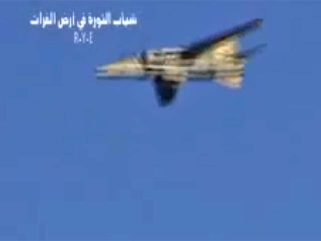 В Сирии повстанцы заявили об уничтожении самолета правительственных войск, в качестве доказательства выложив видеозапись, на котором в небе вспыхивает истребитель