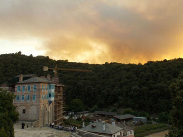 В течение ночи с 11 на 12 августа на горе Афон прошел дождь, благодаря чему лесной пожар, разгоревшийся там накануне, был потушен