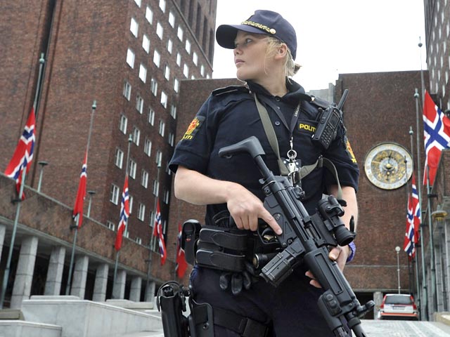 Независимая комиссия в Норвегии пришла к выводу, что полиция, работая она оперативнее, могла бы предотвратить взрыв в Осло и бойню на острове Утойя, которые устроил Андерс Брейвик