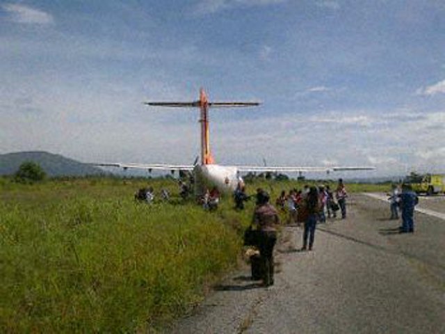 Самолет венесуэльской государственной авиакомпании Conviasa, на борту которого находились 67 пассажиров, при взлете выкатился за пределы полосы