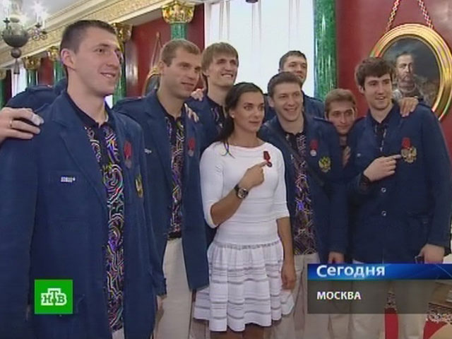 Российским олимпийцам в Кремле вручили ордена за медали Олимпиады  
