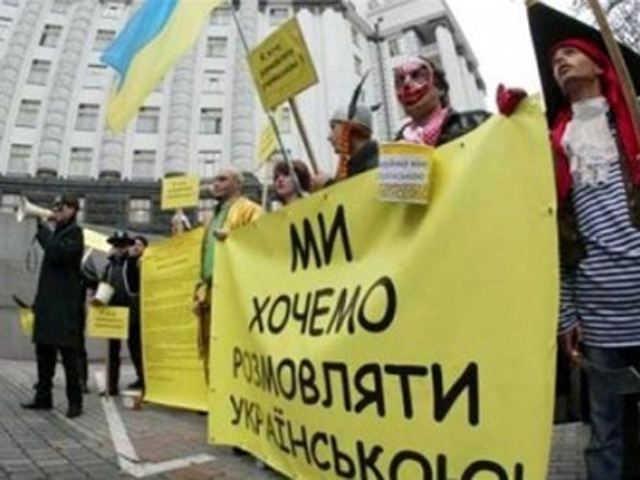 В Харькове минувшей ночью неизвестные напали на участников бессрочной акции под названием "языковой майдан", утверждают активисты, протестующие против скандального закона "Об основах государственной языковой политике"