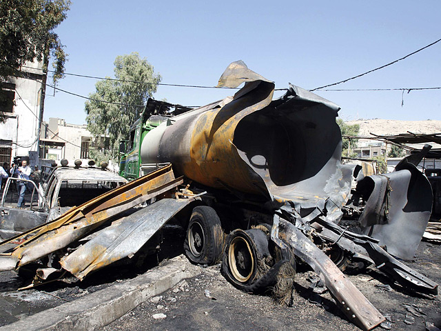 Цистерна с мазутом взорвалась поблизости от гаража и помещений Генштаба Сирийской армии на спуске к набережной реки Барада в центральной части Дамаска