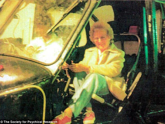 Женщина в 1987 году посетила посетила авиационный музей в английском графстве Сомерсет и решила сфотографироваться в кабине вертолета. В этот момент, по ее словам, она почувствовала рядом с собой холод