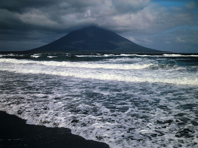 На курильском острове Итуруп произошло извержение вулкана