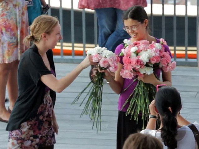 Житель американского города Бостон (штат Массачусетс), чтобы предложить своей девушке выйти за него замуж, организовал трогательный флешмоб