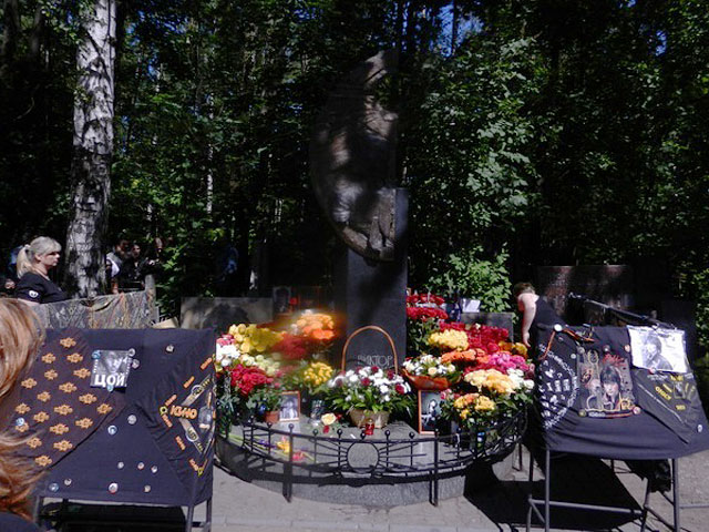 Полиция Санкт-Петербурга проводит доследственную проверку по факту потасовки, произошедшей на Богословском кладбище, где похоронен знаменитый рок-певец Виктор Цой