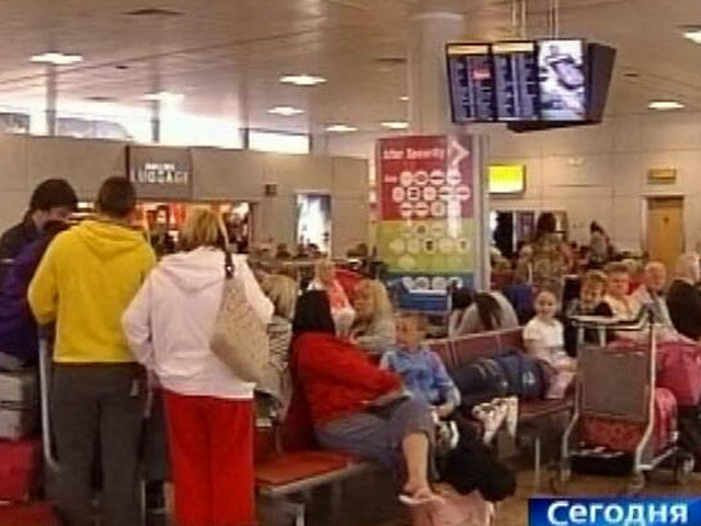 Несколько десятков российских туристов с вечера среды не могут вылететь из Барселоны в Самару на чартерном рейсе "Кубани" из-за неприбытия самолета этой авиакомпании в аэропорт столицы Каталонии