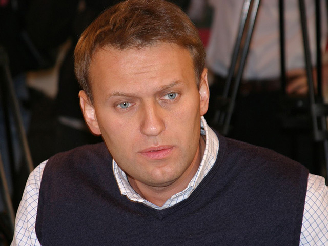 "Уголовный розыск к нам приходил, чтобы снова спросить меня об экстремистском логотипе РосПила. Побеседовали вежливо и разошлись", - написал Навальный