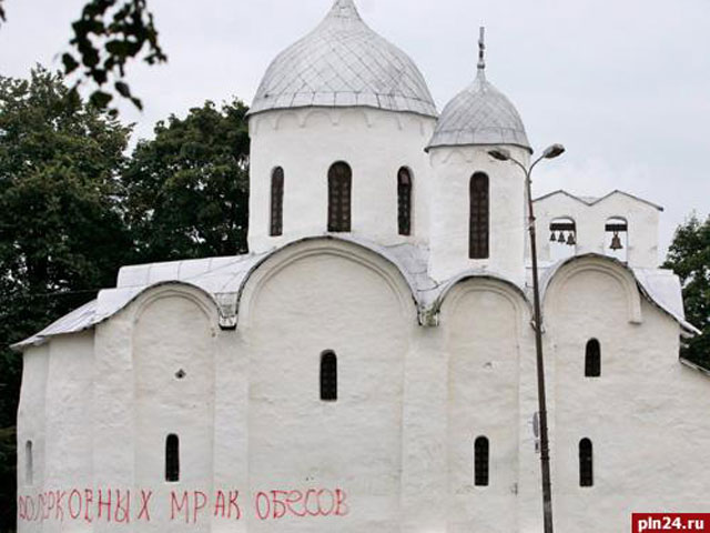Древний собор в Пскове осквернили надписями о "мракобесах" и "уважухе Pussy Riot"