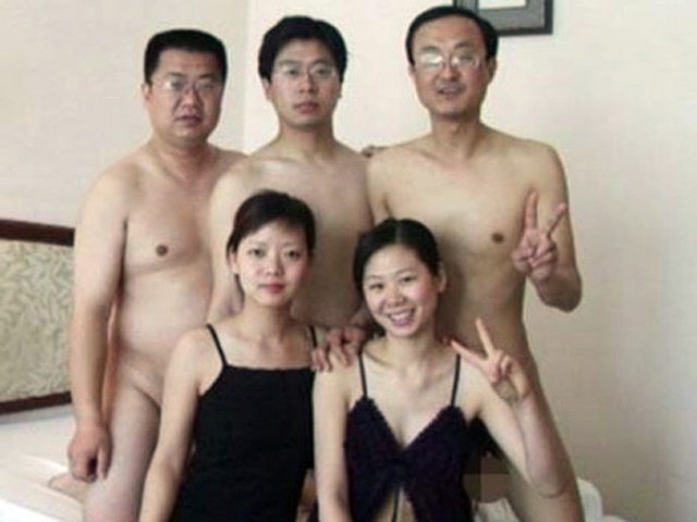 Несколько высокопоставленных китайских чиновников были с позором изгнаны из рядов коммунистической партии КНР после того, как в интернет попали их фотографии, на которых они занимаются групповым сексом