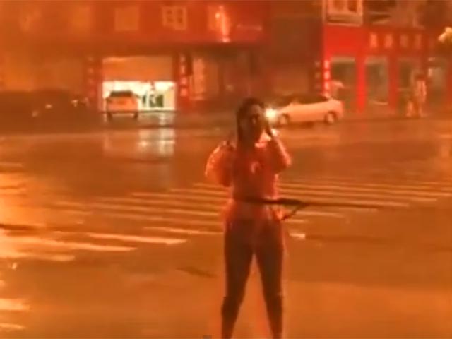 Настоящие чудеса смелости проявила китайская журналистка, которая провела репортаж с одной из улиц китайского города после объявления штормового предупреждения в связи с приближающимся сильнейшим тайфуном