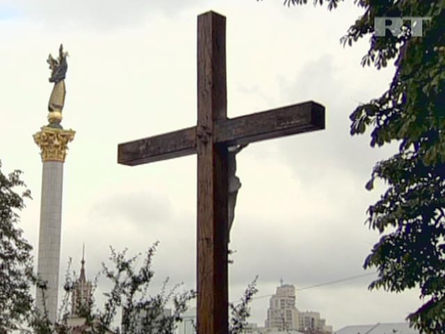 Активисты, представляющие разные оппозиционные политические силы и общественные организации, установили на месте спиленного участницей движения Femen поклонного креста в центре Киева временный крест