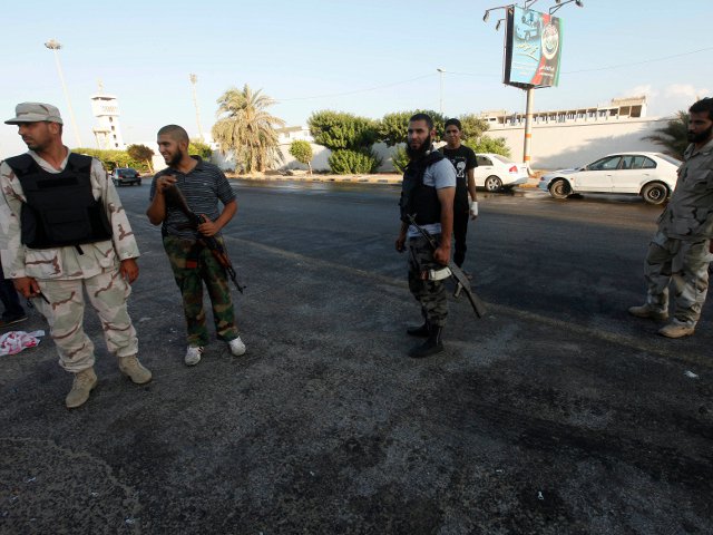 В Триполи арестованы 32 сторонника бывшего ливийского лидера Муаммара Каддафи. Все они подозреваются в организации терактов в столице страны в это воскресенье, 19 августа