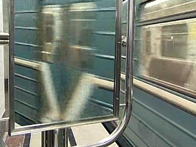 В московском метро пенсионер погиб после того, как его зажало дверями поезда