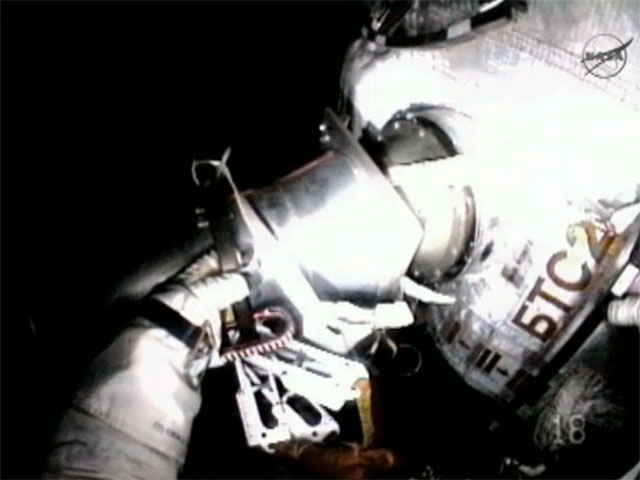 Российские космонавты Геннадий Падалка и Юрий Маленченко не смогли вовремя выйти в открытый космос из-за утечки воздуха в переходном отсеке служебного модуля "Звезда"
