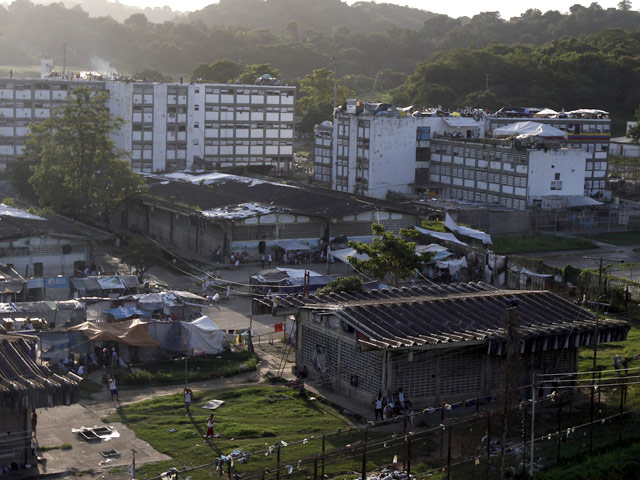 Настоящая бойня произошла в минувшее воскресенье в одной из тюрем Венесуэлы, расположенной к югу от Каракаса. Там гангстеры различных группировок начали перестрелку, причем в тот момент в тюрьме находились сотни посторонних людей