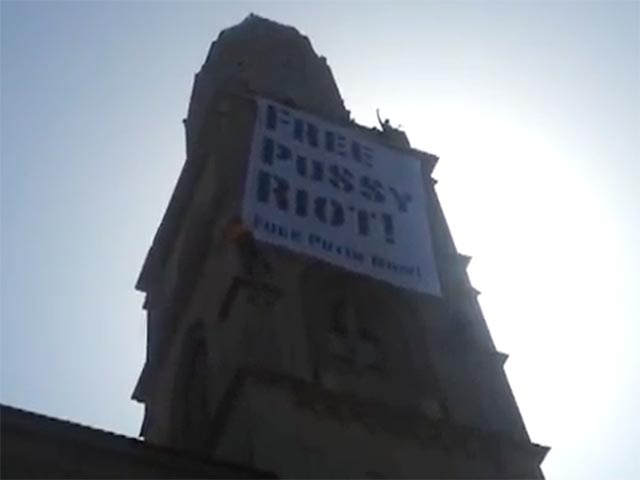 Защитники Pussy Riot оскорбили Путина на башне главной церкви Цюриха