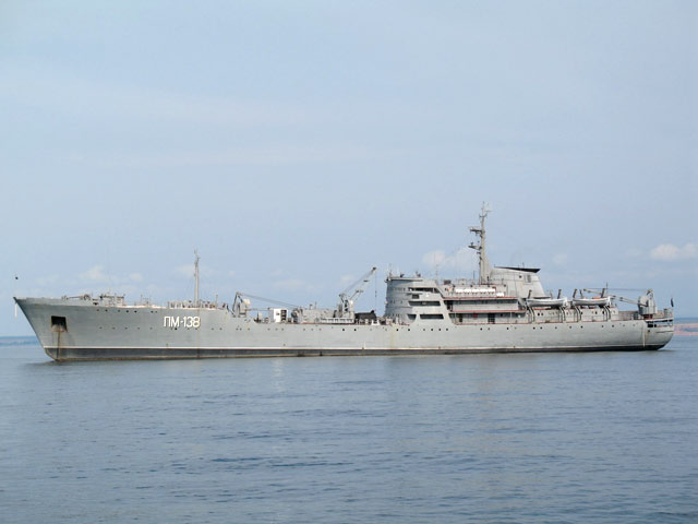 78 моряков, в том числе начальник укрепленного пункта полковник Дмитрий Жаворонков, перемещены на борт судна технического обеспечения ПМ-138, которое стоит на бочках в гавани