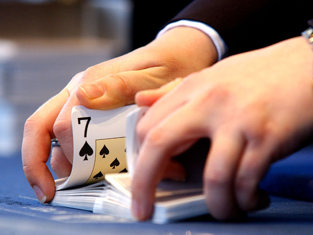 Казино в американском Атлантик Сити подало в суд на 14 своих клиентов, сумевших выиграть 1,5 млн долларов, просто осознав, что участвующие в игре колоды карт не перемешаны