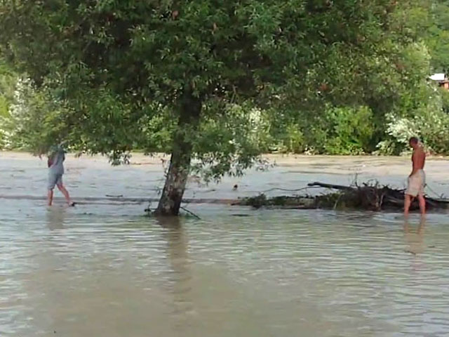 На Кубани ликвидируют последствия наводнения в курортном поселке Новомихайловском на берегу Черного моря, расположенном рядом со знаменитым детским лагерем "Орленок"