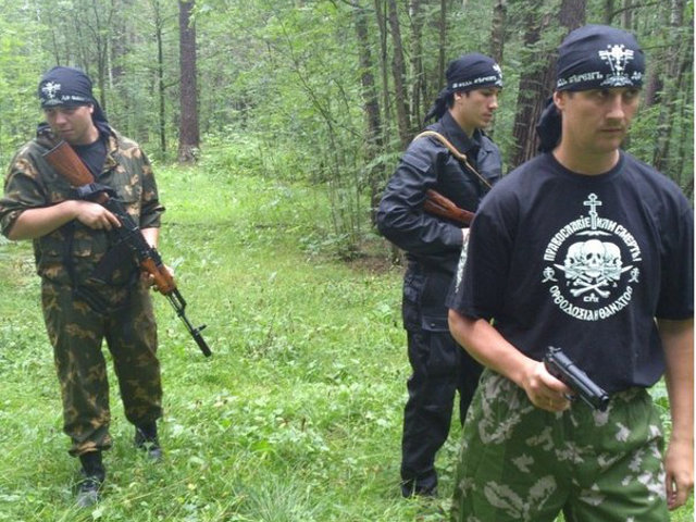 Пока в столице рассуждают о вреде и пользе православных патрулей. Дружинники с оружием тренируются в подмосковных лесах