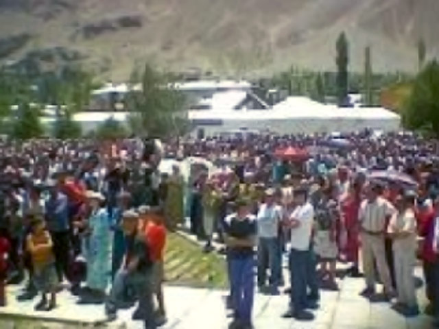 Около трех тысяч жителей административного центра Горно-Бадахшанской автономной области (ГБАО) Таджикистана города Хорога вышли на улицы и потребовали вывести из города правительственные войска, отведя на это 20 дней