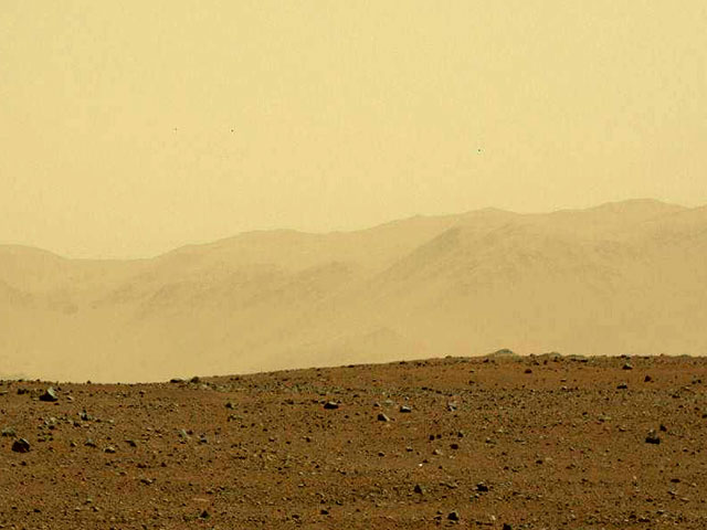 Камеры марсохода Curiosity, накануне успешно прошедшего свои первые ходовые испытания, зафиксировали на Марсе перемещения НЛО