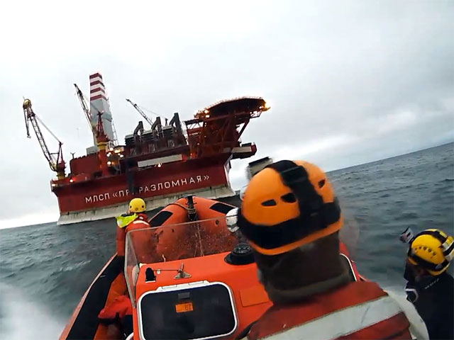 Активисты Greenpeace покинули платформу "Приразломная" в Арктике, которую "захватили" на 15 часов
