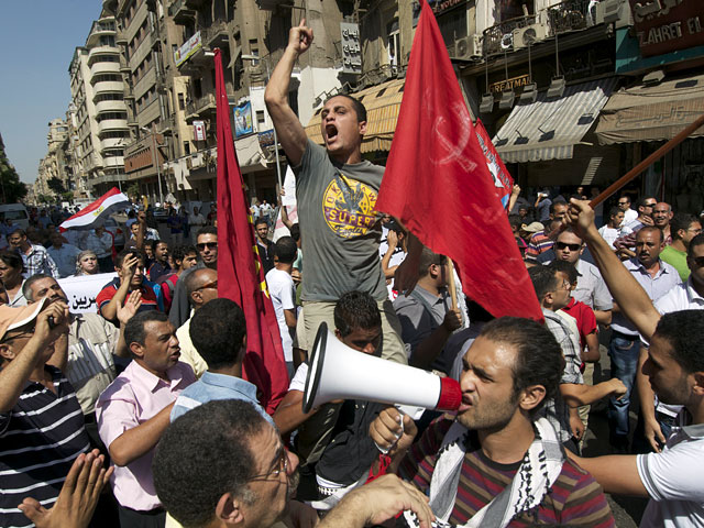 Протестующие в Каире попытались в пятницу вечером прорваться к президентскому дворцу, но были остановлены армией