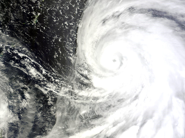К Японии приближается сильнейший за последние полвека тайфун "Болавен", скорость ветра в его эпицентре превышает 70 метров в секунду