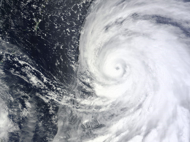На южном японском острове Окинава началась эвакуация населения в связи с приближением тайфуна "Болавен"