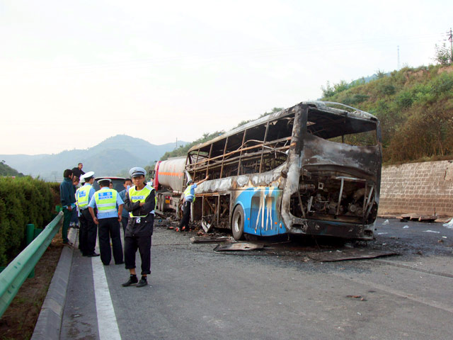 В Китае жертвами автокатастрофы стали 36 человек: автобус столкнулся с цистерной, отчего оба транспортных средства загорелись