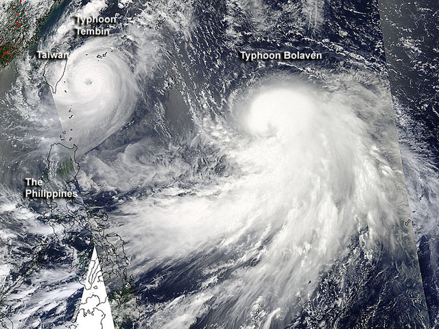 По меньшей мере пять человек пострадали от сильного тайфуна "Болавен", который обрушился на южную часть Японии