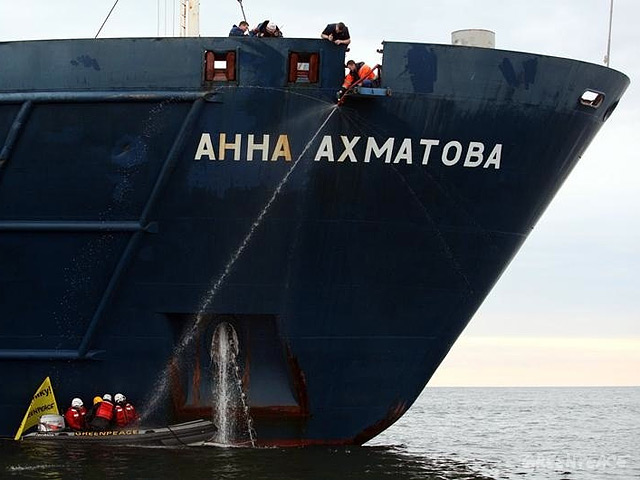 "Зеленые" из разных стран продолжают противостоять освоению нефтяных месторождений Арктики - активисты не дают рабочим отправиться на российскую платформу "Приразломная", приковав себя к якорной цепи судна "Анна Ахматова"