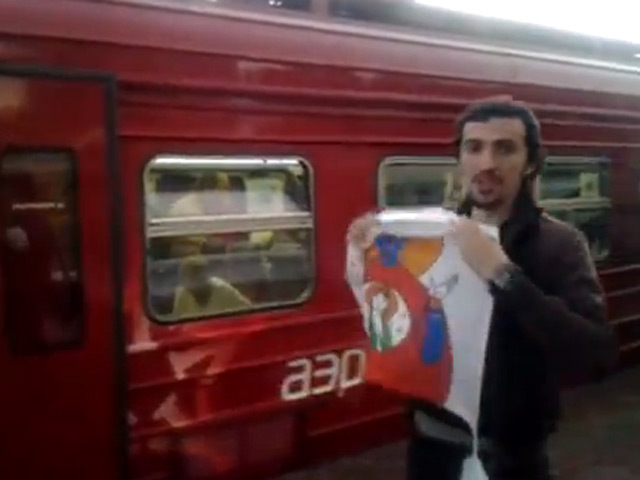 Сторонники и противники девушек из Pussy Riot перешли к решительным действиям: православные активисты в Москве сорвали с мужчины футболку с символикой группы, после чего начали истерически креститься