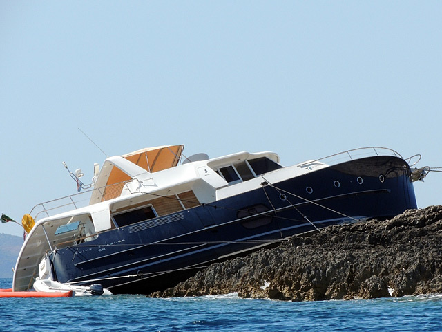 Яхта под управлением нетрезвого россиянина врезалась в берег острова Хвар в Хорватии