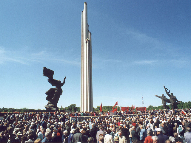 "Так называемый" памятник Советским воинам-освободителям Риги от немецко-фашистских захватчиков заслуживает сноса: это символ, который не связан с захоронениями, однако получил слишком много политического внимания