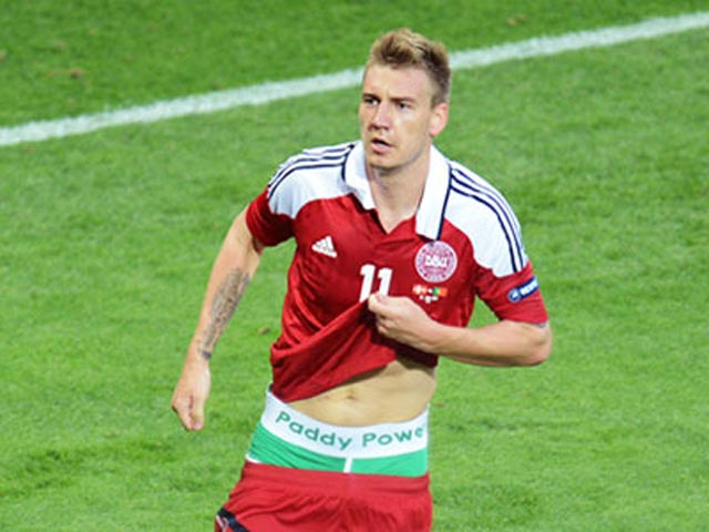 Показ трусов обошелся Бендтнеру в 100 тысяч евро и пропуском одного матча за сборную Дании