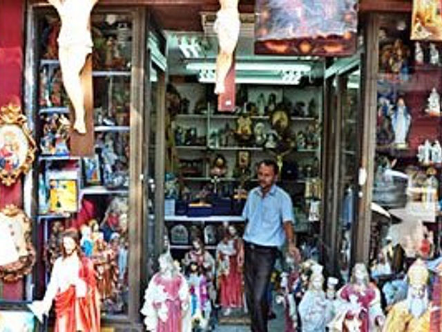В письмах  владельцам магазинов содержатся требования прекратить продажу христианских икон, книг и символики, которая с точки зрения отправителей является "грязными идолами"