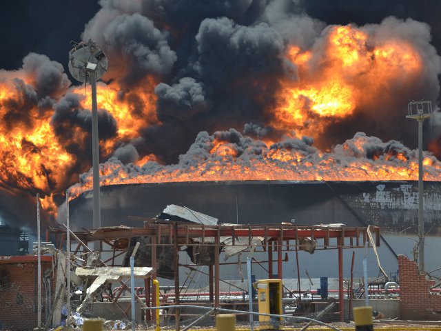 Президент Венесуэлы Уго Чавес сравнил взрыв газа на нефтеперерабатывающем заводе Amuay со взрывом атомной бомбы