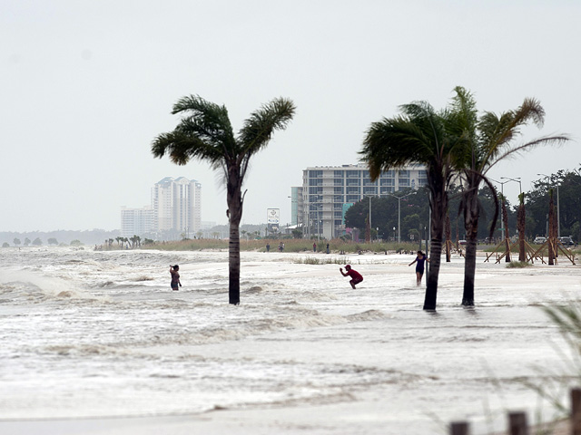 Бывший тропический шторм "Исаак", переквалифицированный в ураган первой категории, обрушился на юго-восток штата Луизиана, принеся с собой сильные ветры и ливни
