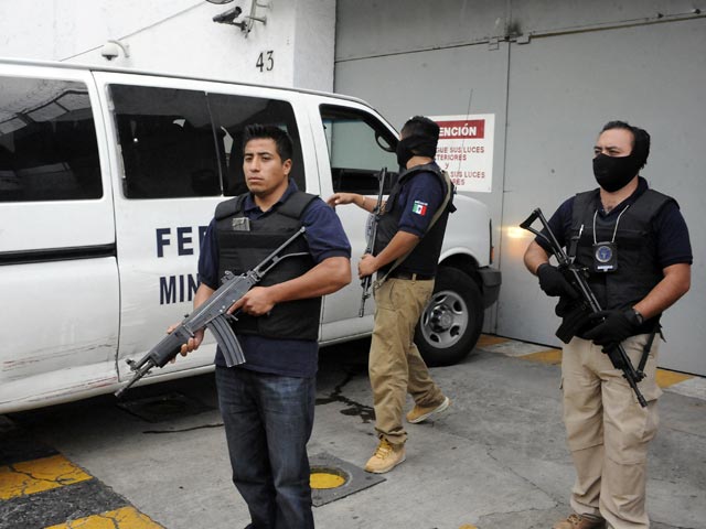 В Мексике за стрельбу по американским дипломатам, которых приняли за преступников, арестованы 12 полицейских