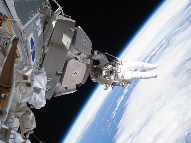 Американский астронавт Сунита Уильямс и ее японский коллега Акихико Хосидэ из состава экипажа МКС не смогли выполнить поставленную перед ними задачу во время выхода в открытый космос