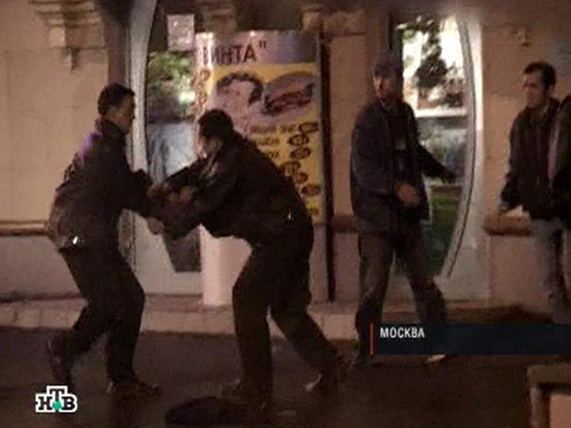Полицейским раненые сообщили, что возле супермаркета на улице Академика Комарова на них напали шестеро неизвестных азиатской внешности