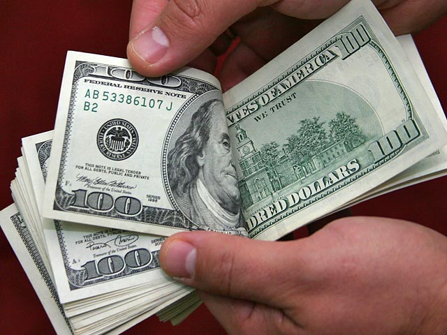 Доллар не останавливается: вырос к рублю еще на 27 копеек
