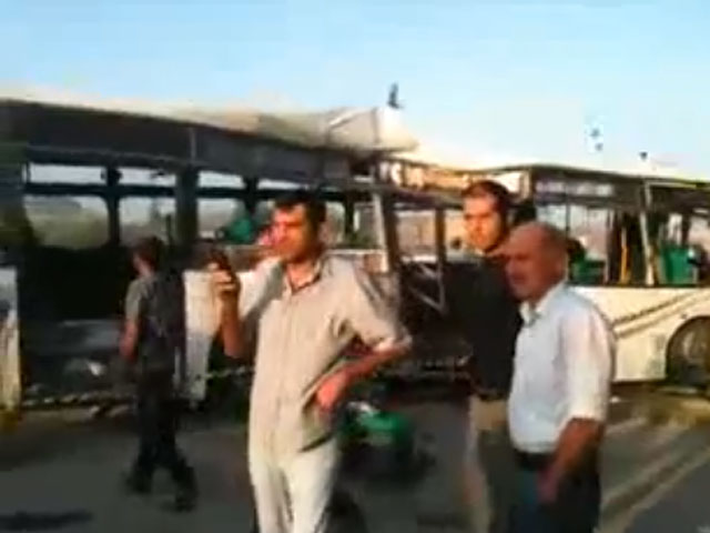 Автобус в Баку попытался проскочить перед поездом и не успел: до 16 погибших
