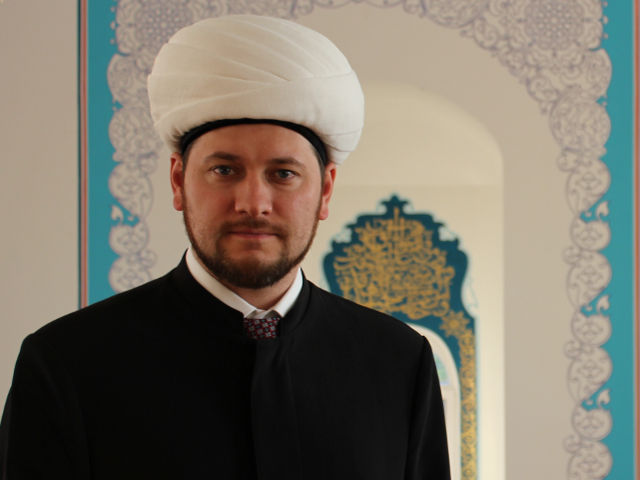 Муфтий Дамир Мухетдинов связывает причину радикализации мусульман с тем, что обучение детей последователей ислама в школах ведется на русском языке
