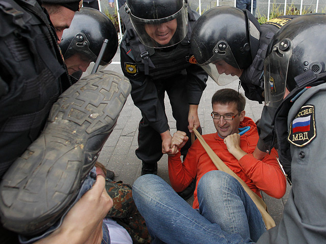 Участники несанкционированной акции "Стратегии 31", задержанные в пятницу на Триумфальной площади в Москве, отпущены из отдела полиции и обязаны явиться в суд
